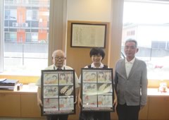 中学生が暴排教育ポスターを贈呈
