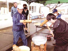 適応指導教室との交流「もちつき大会」