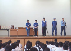 元岡中学校・周船寺小学校における始業式での少年補導員紹介