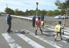 登下校時の見守り活動