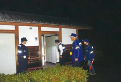 警察官と合同パトロール